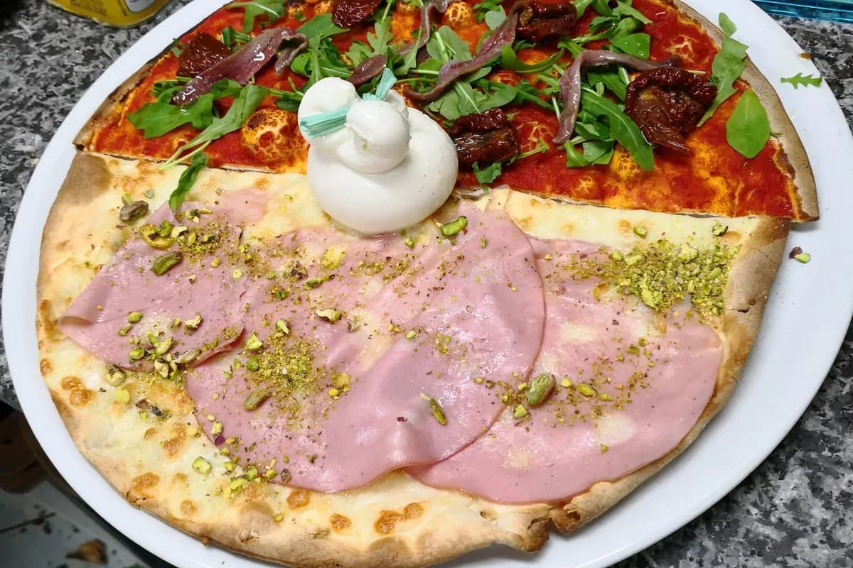 Mortadella e granella di pistacchi